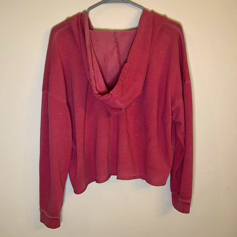 Colsie Cropped Red Sweatshirt. - Picture 2 of 3